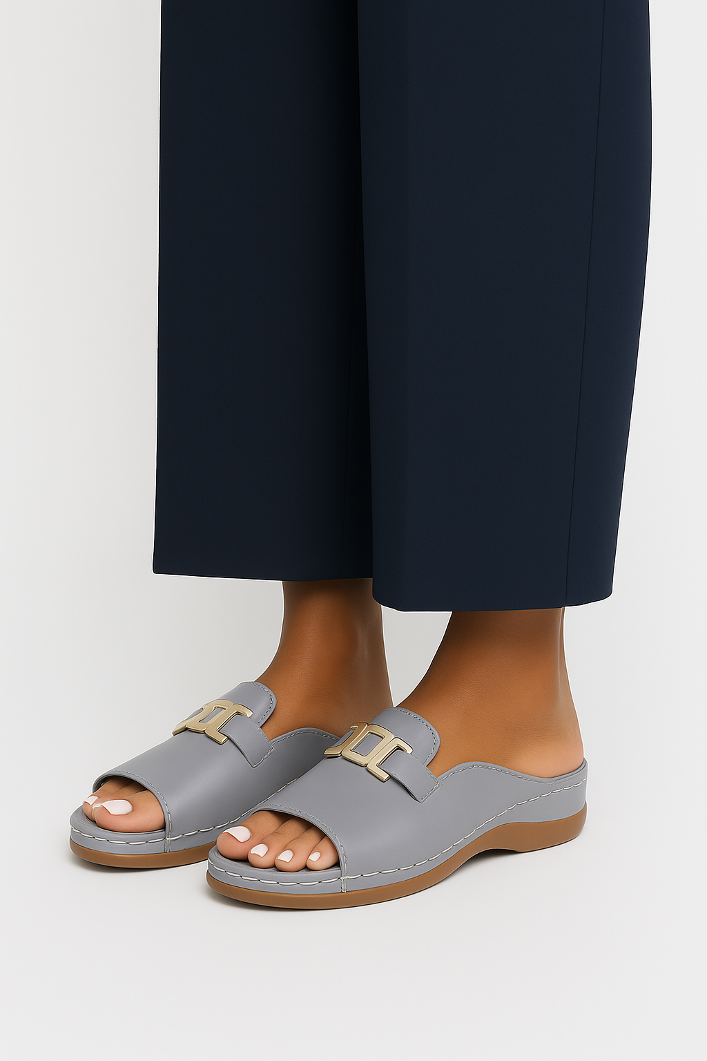 Margeret - Stilvolle Sandalen mit einem breiten Riemen und einer eleganten Schnalle