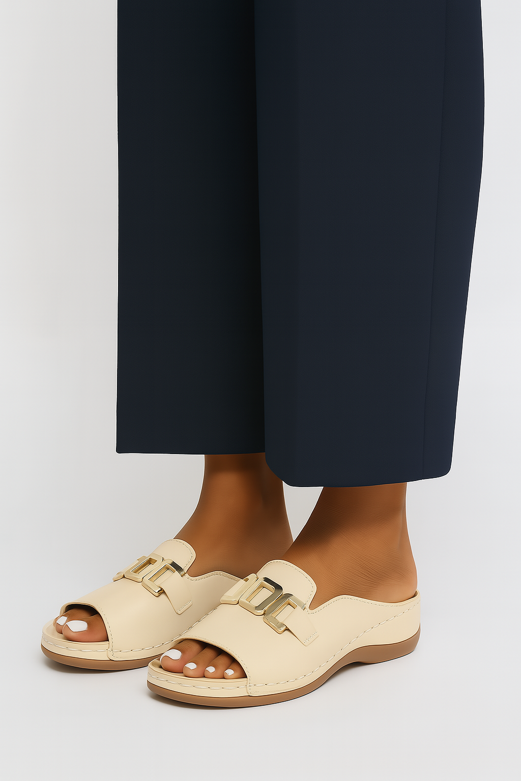 Margeret - Stilvolle Sandalen mit einem breiten Riemen und einer eleganten Schnalle