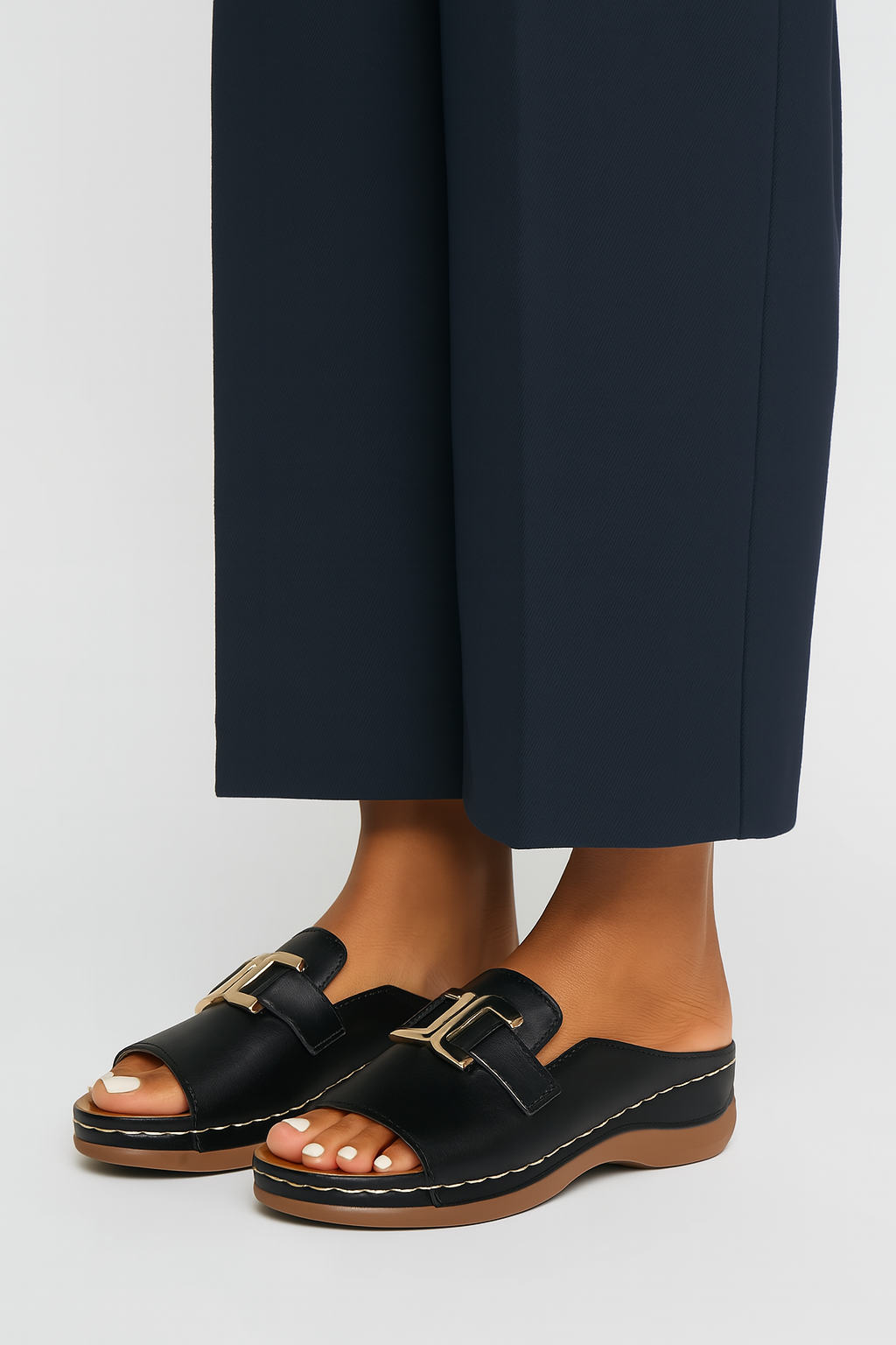 Margeret - Stilvolle Sandalen mit einem breiten Riemen und einer eleganten Schnalle