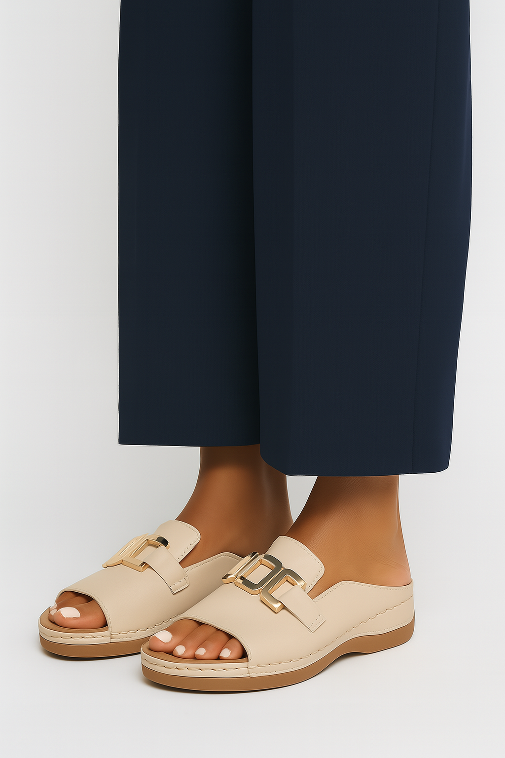 Margeret - Stilvolle Sandalen mit einem breiten Riemen und einer eleganten Schnalle